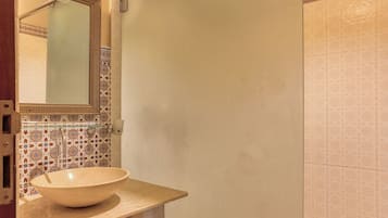 Superior Twin Room | Bathroom | Shower, hair dryer, towels, shampoo