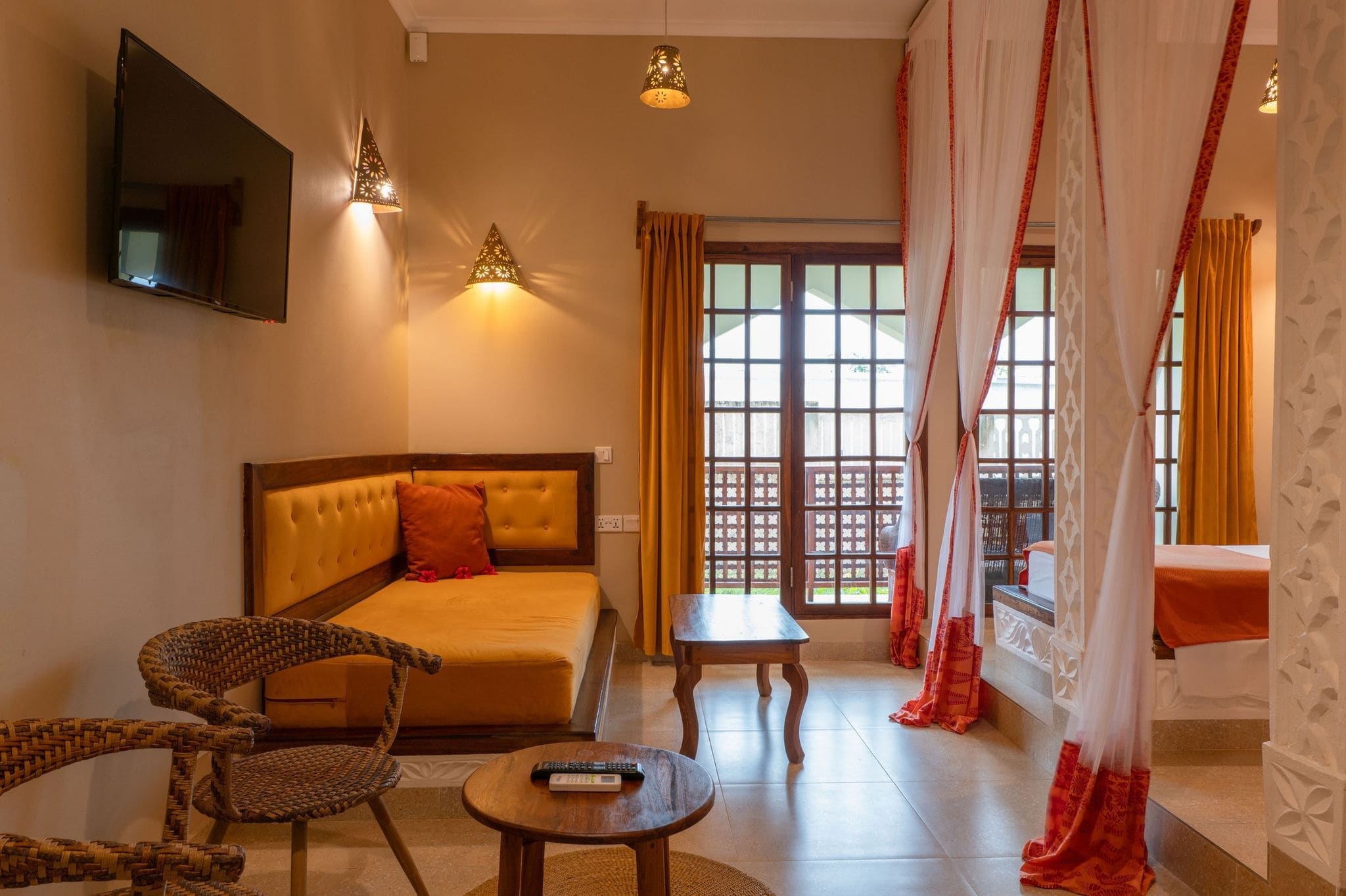 Una habitación de hotel con una cama, un televisor, una mesa y una silla.