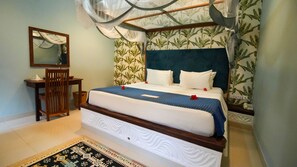 Caja de seguridad en la habitación, muebles diferentes y escritorio 