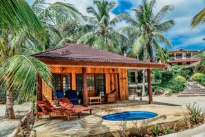 Phòng Executive | Két bảo mật tại phòng, trang bị nội thất với thiết kế riêng biệt, bàn