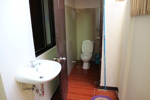 Shower, free toiletries, towels