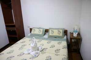 In-room safe, iron/ironing board