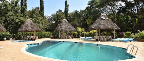 Piscine extérieure, chaises longues