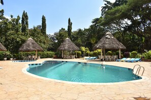 Outdoor pool, pool loungers