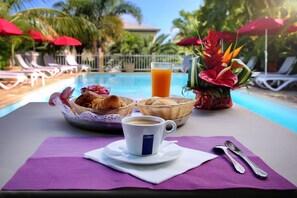 Desayuno buffet los días de semana (EUR 11 por persona)