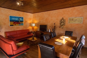 Premium-Villa, 3 Schlafzimmer, Küche | Wohnbereich | Flachbildfernseher