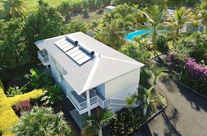 A two-story house with a flat roof, a balcony, and a swimming pool. - L'Oasis de Terre Rouge (Saint-Pierre)
