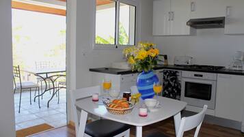 Departamento panorámico, 1 habitación, Terraza, frente al mar | Cocina privada | Refrigerador con congelador, microondas, horno y parrilla de estufa