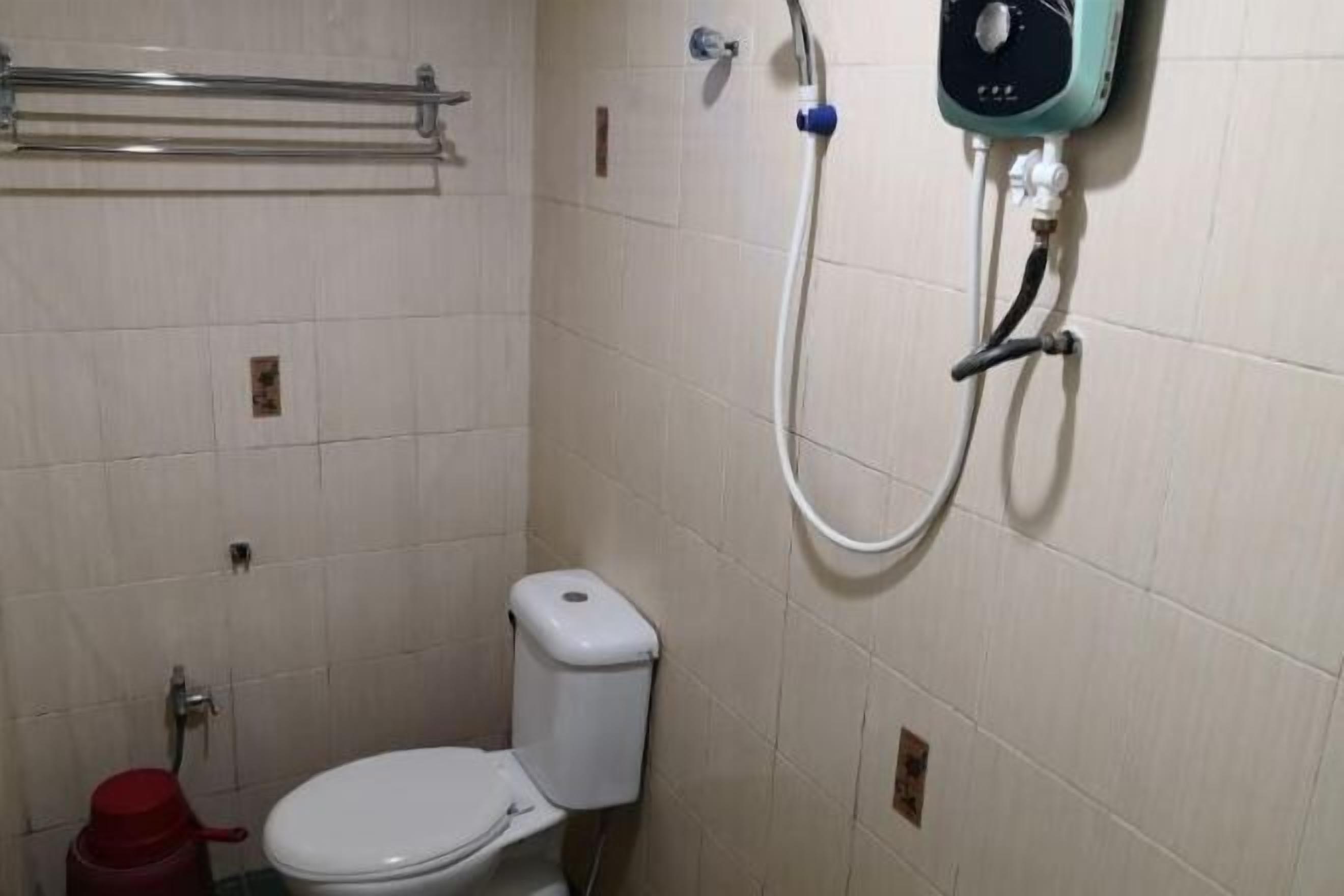 Bathroom | Shower, rainfall showerhead, towels