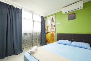 Standard Queen | Bureau, fer et planche à repasser, Wi-Fi gratuit, draps fournis