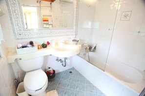 A bathroom with a toilet, sink, and bathtub. - Cindy's B&B (Seoul)