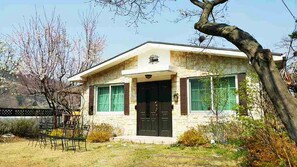 Front of property - Cindy's B&B (Seoul)