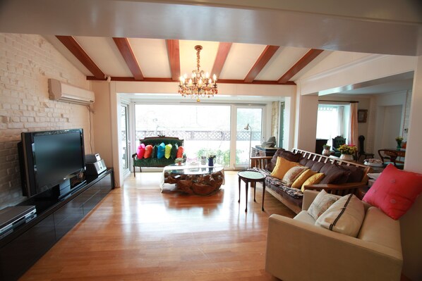 House, 3 Bedrooms (Foreigners Only) | Living room - Cindy's B&B (Seoul)