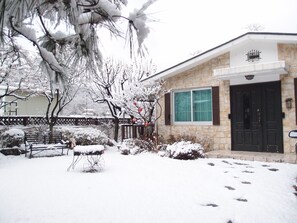 Property grounds - Cindy's B&B (Seoul)