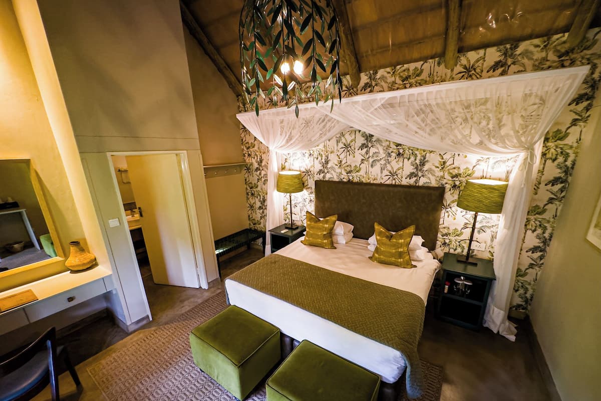 Quarto luxo, 1 cama de casal | Cofres nos quartos, Wi-Fi de cortesia, roupa de cama