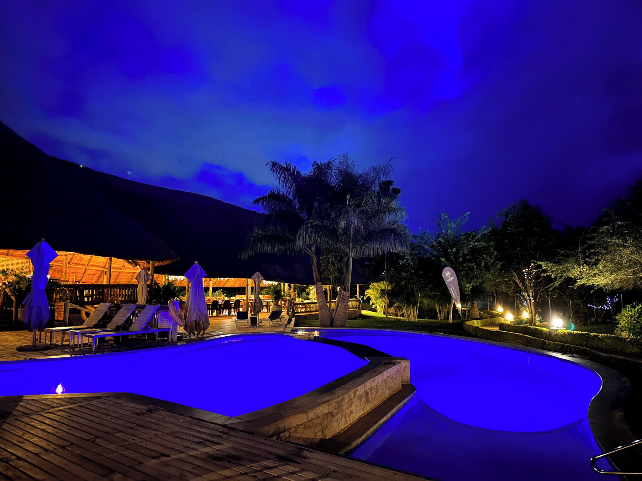 2 hồ bơi ngoài trời, gh ế dài tắm nắng 