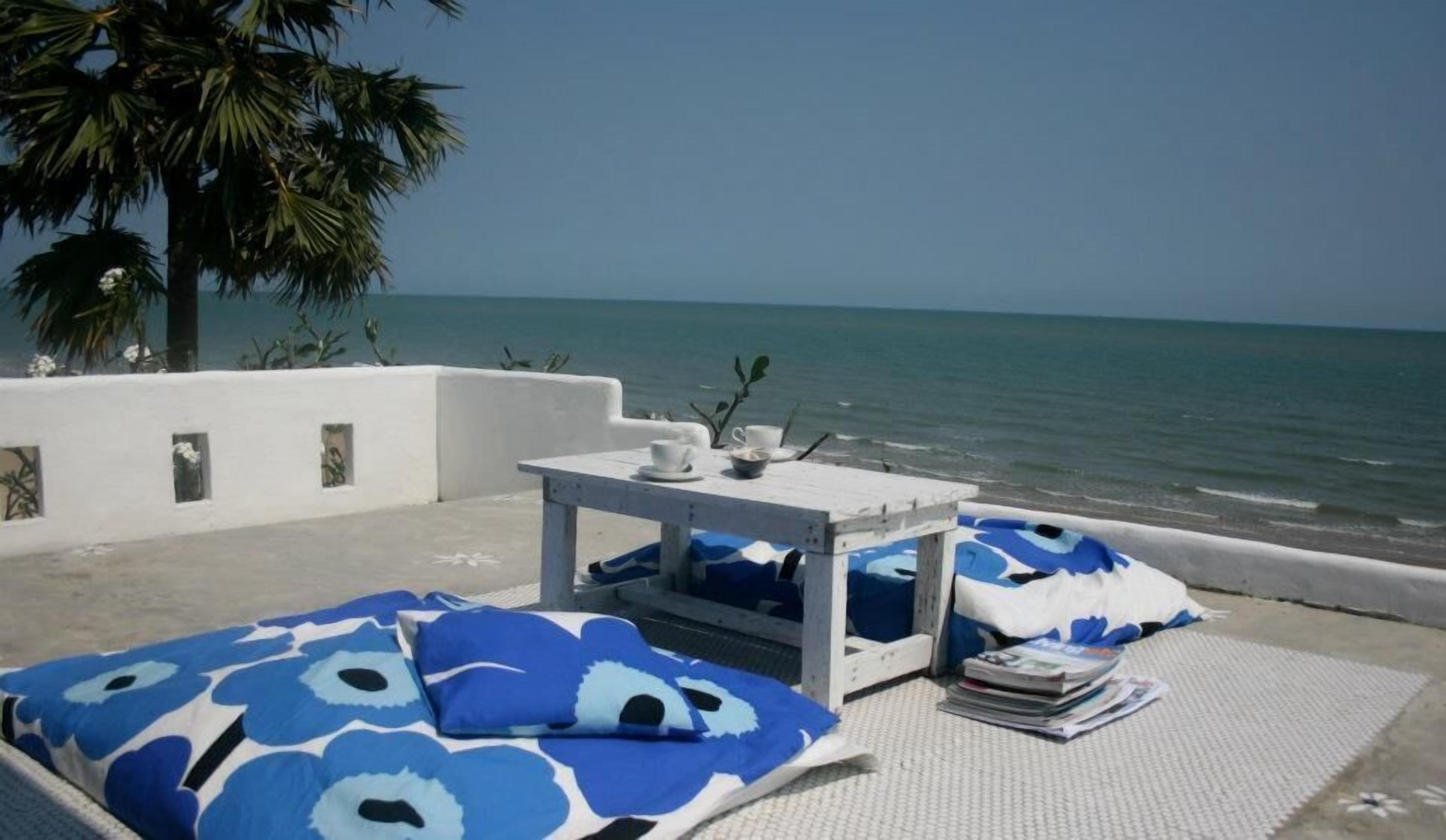 Beach Front | リビング エリア | 液晶テレビ