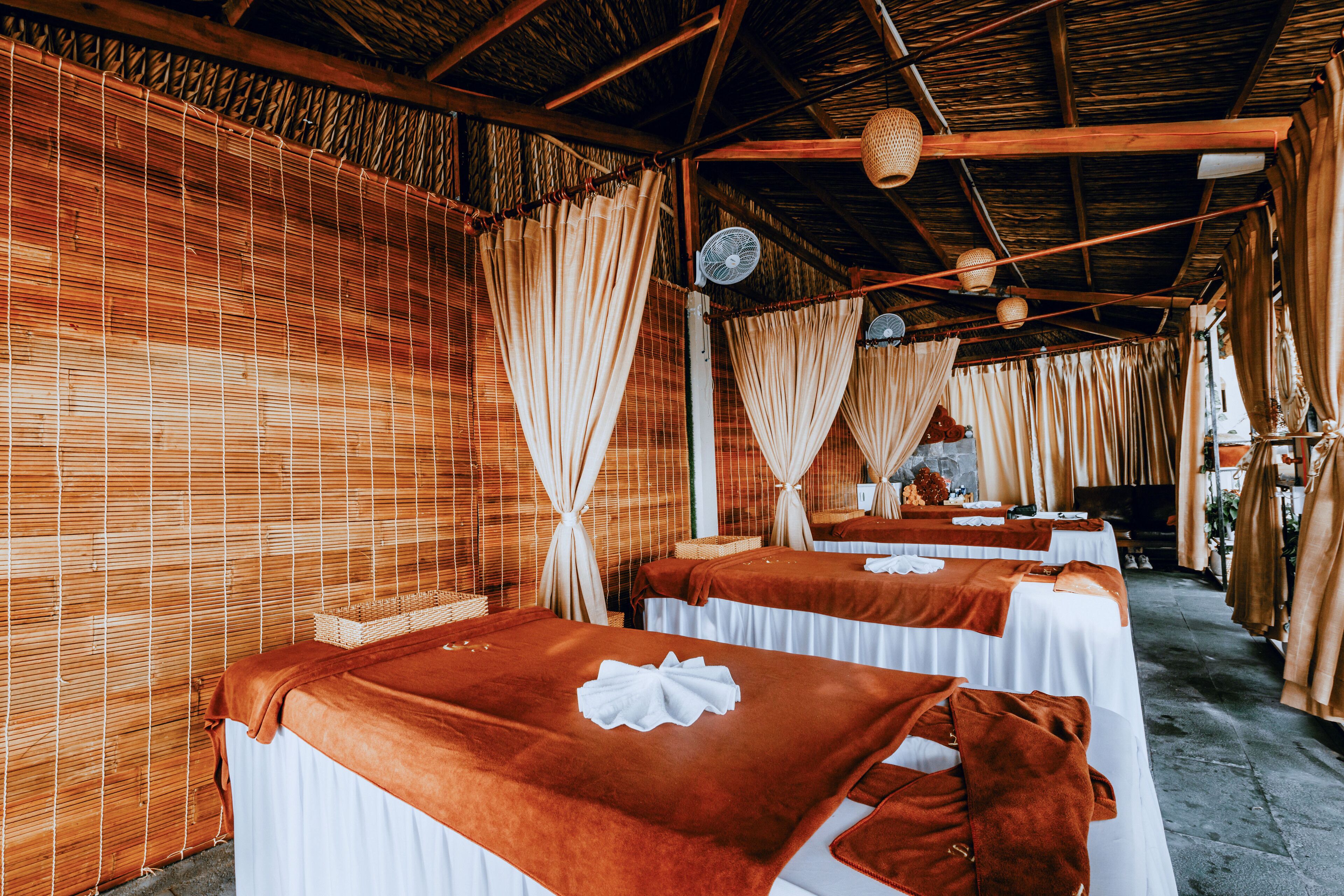 body treatments, aromatherapy, body wraps, body scrubs, facials