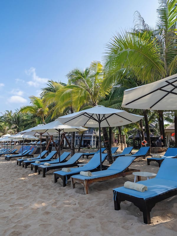 Playa privada, camastros, sombrillas y toallas de playa