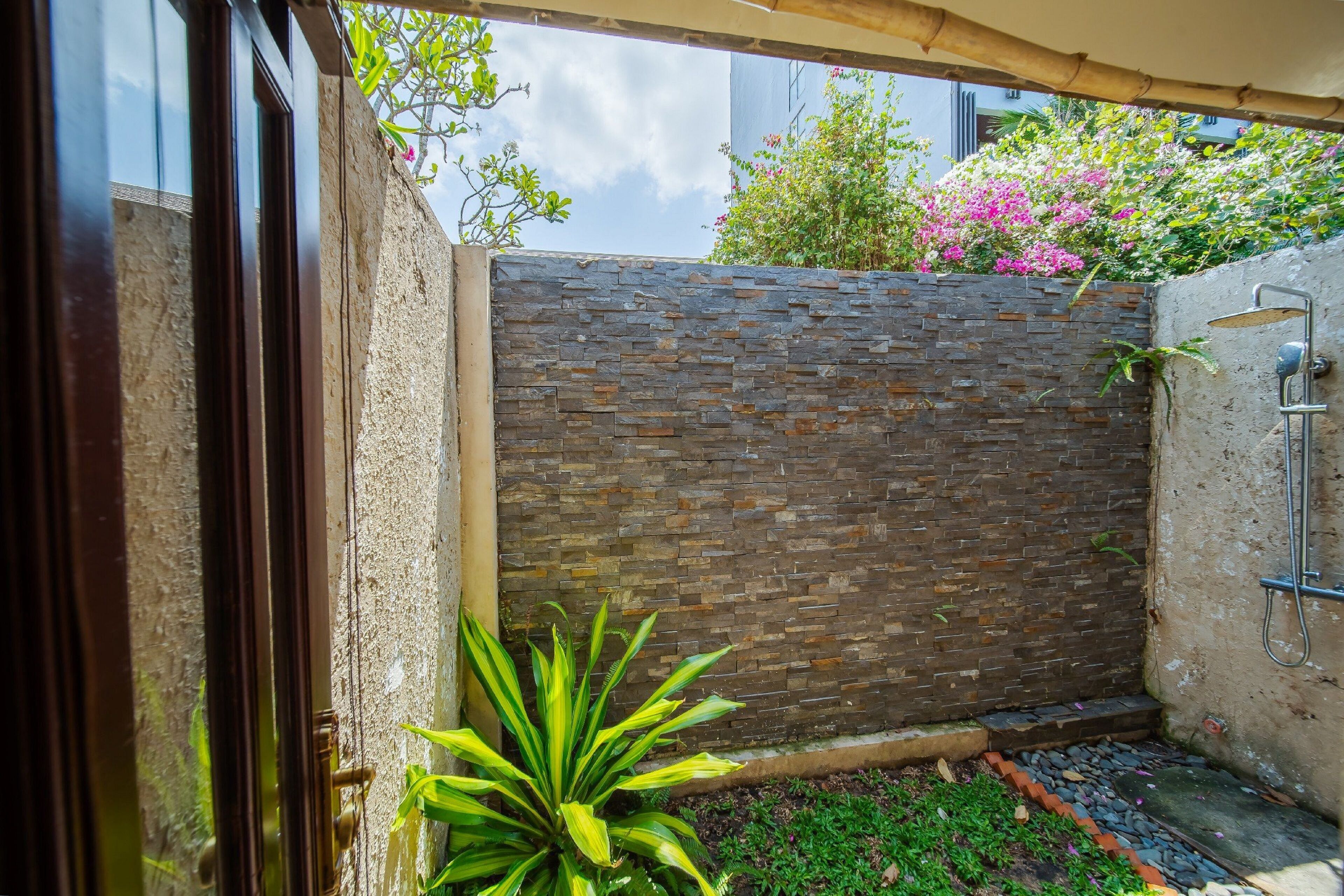 bungalow sea view | bathroom | separate bathtub and shower, free toiletries, hair dryer, bathrobes