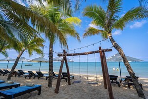 Playa privada, sillas reclinables de playa, sombrillas, toallas de playa