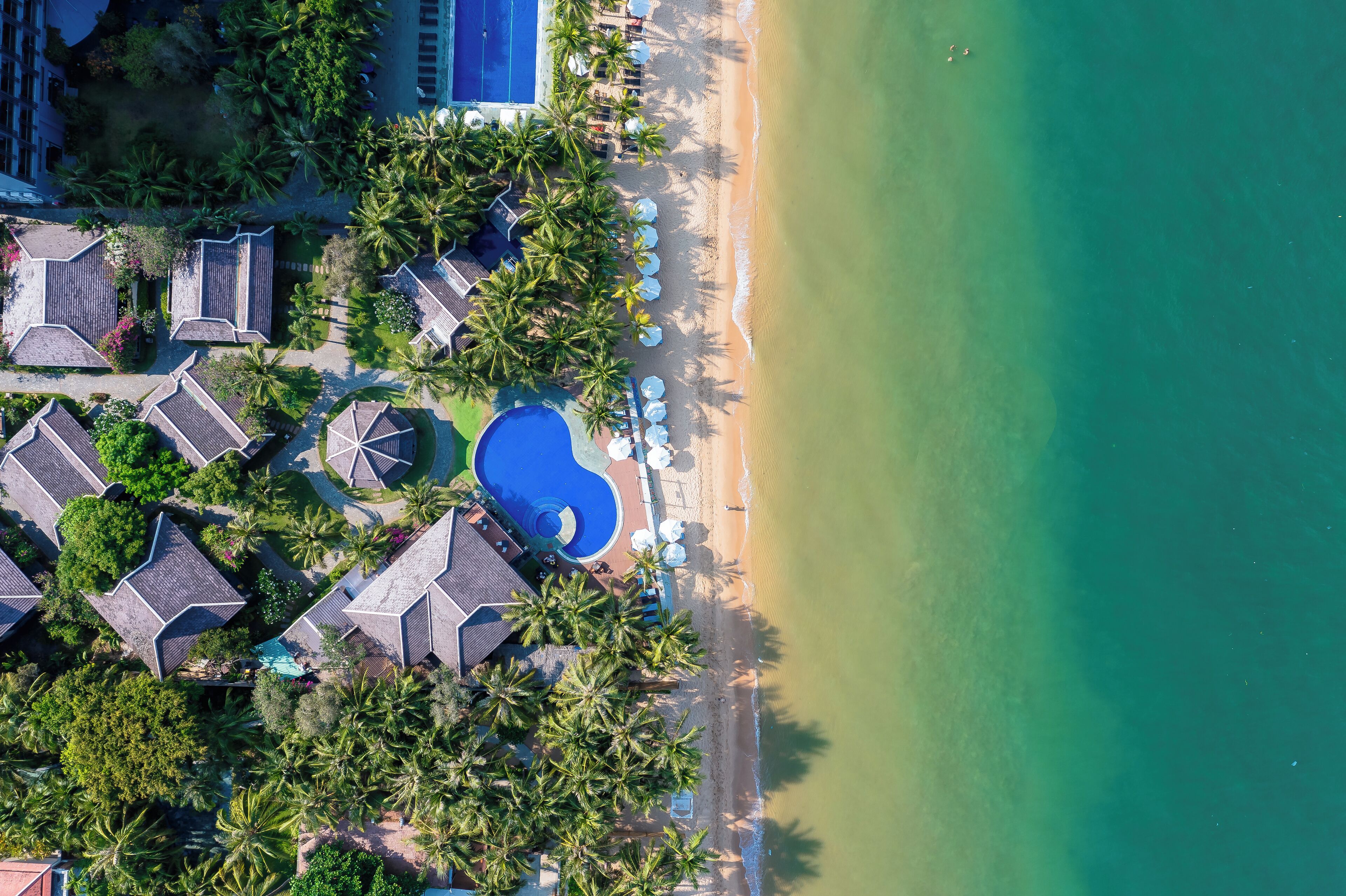 Aan een privéstrand, ligstoelen, parasols, strandlakens