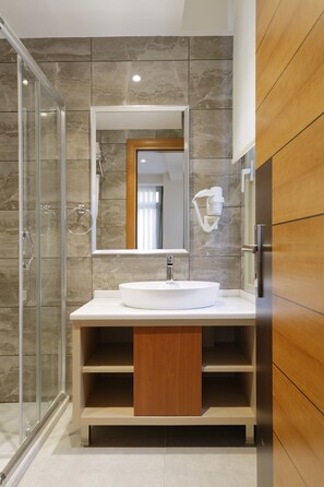Deluxe-Zimmer | Badezimmer | Dusche, kostenlose Toilettenartikel, Haartrockner, Hausschuhe