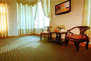 VIP Double Room | Living area | 32-inch LCD TV with cable channels, TV - Van Giang Hotel (Ninh Binh)