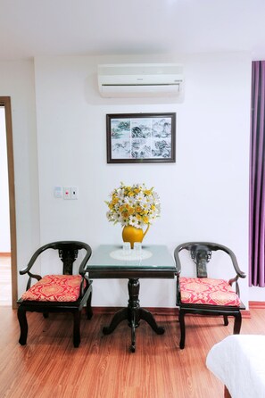 Egyptian cotton sheets, premium bedding, minibar, desk - Van Giang Hotel (Ninh Binh)