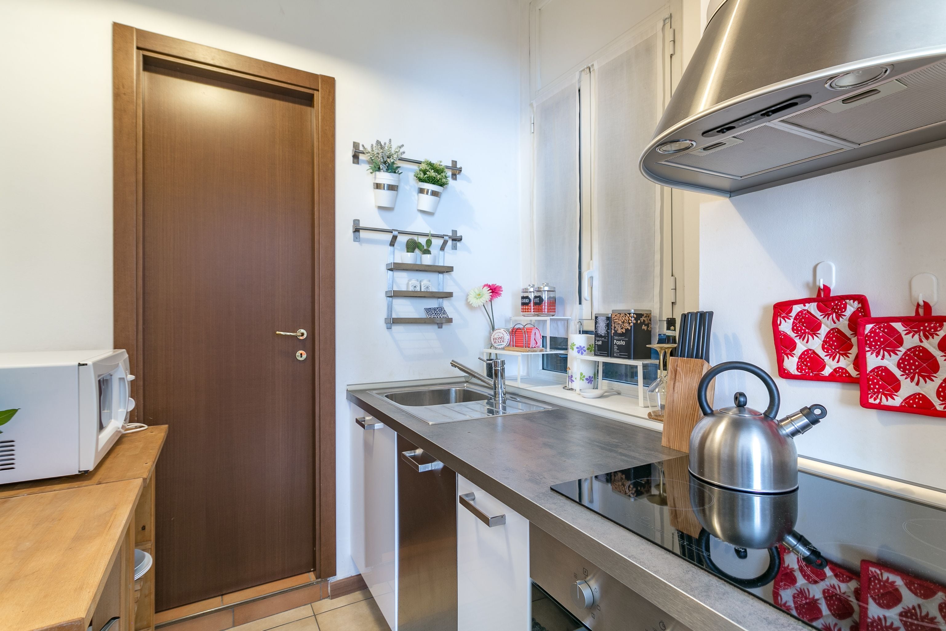 Monolocale | Angolo cottura privato | Frigorifero, microonde, forno, piano cottura