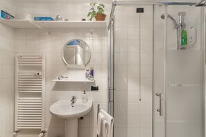 Studio | Bathroom | Shower, free toiletries, hair dryer, bidet - notaMi - Spazio Isola (Milan)