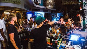 Bar (trong khuôn viên)