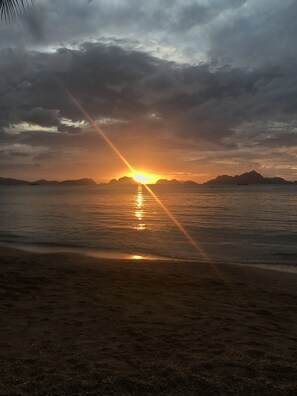 On the beach, sun loungers, beach umbrellas, beach towels - Outpost Beach Hostel - Adults Only (El Nido)