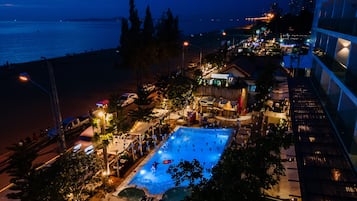 Piscine extérieure, cabanons gratuits, parasols de plage