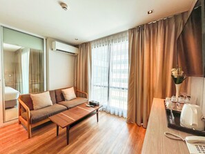 Zand Suite | Living area | 42-inch TV with cable channels - Zand Morada Pattaya (Pattaya)