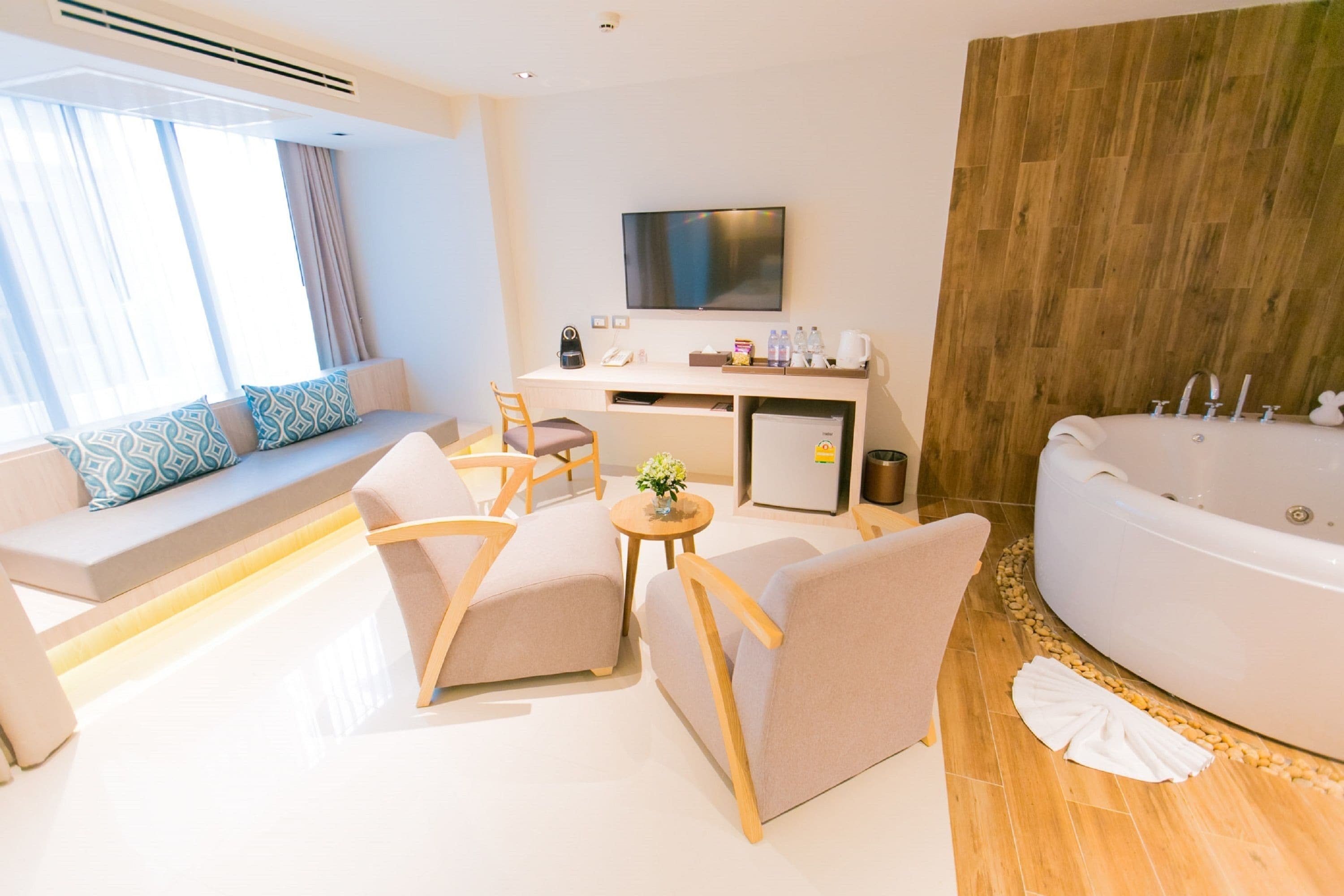 grand deluxe jacuzzi | egyptian cotton sheets, premium bedding, minibar, in-room safe