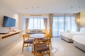 Grand Deluxe Pantry | Living area | 42-inch TV with cable channels - Zand Morada Pattaya (Pattaya)