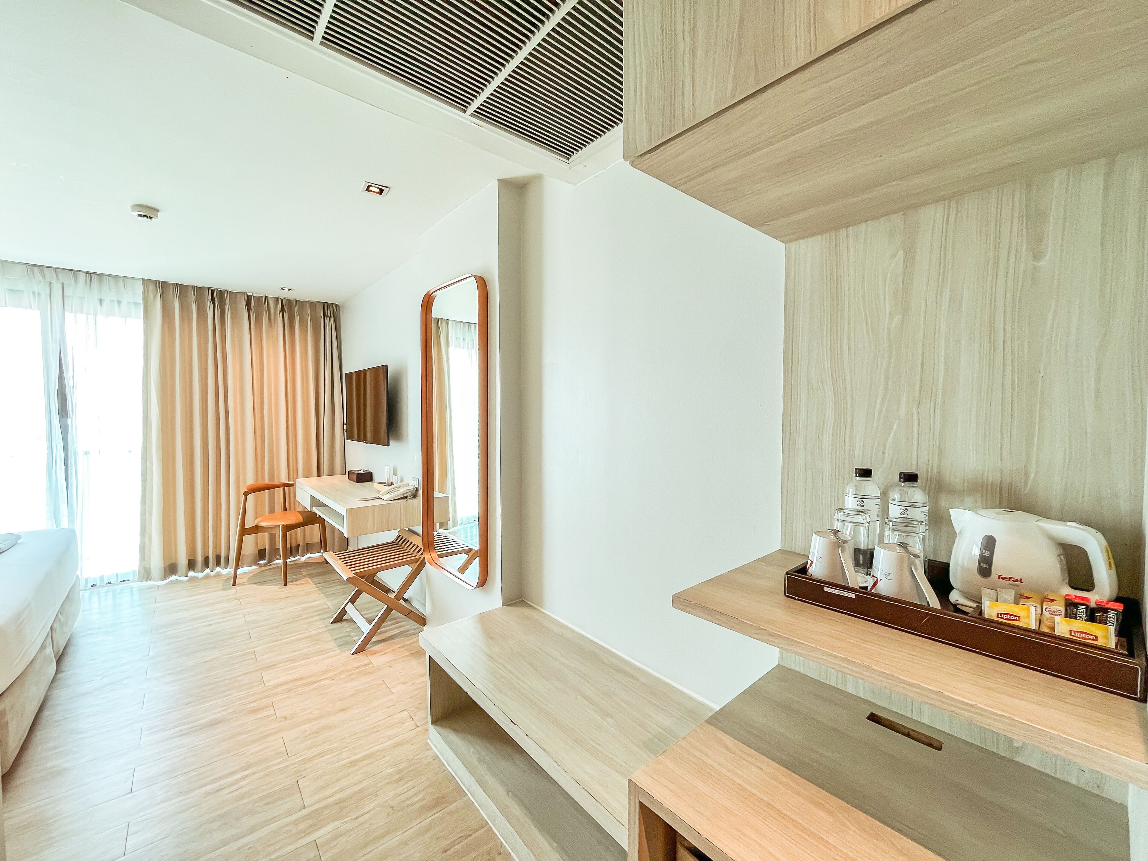 deluxe twin seaview | living area | 42-inch tv with cable channels