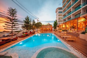 Outdoor pool, open 7 AM to 7:00 PM, free pool cabanas, pool umbrellas - Zand Morada Pattaya (Pattaya)