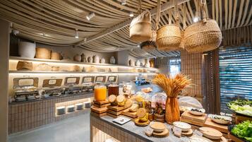 Petit déjeuner buffet (250 THB par personne)