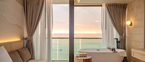 Habitación, vistas al mar (Skybath) | Sábanas de algodón egipcio, ropa de cama de alta calidad, minibar