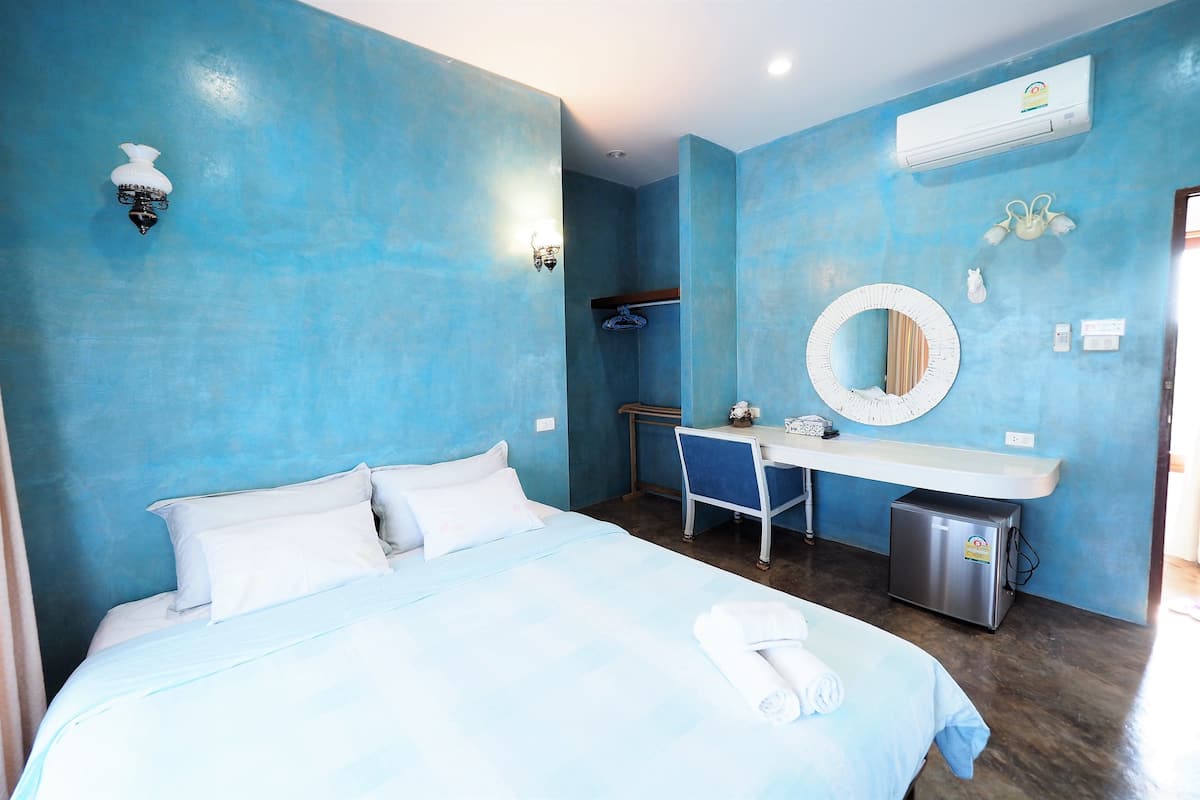 Standard | Desk, blackout curtains, rollaway beds, free WiFi