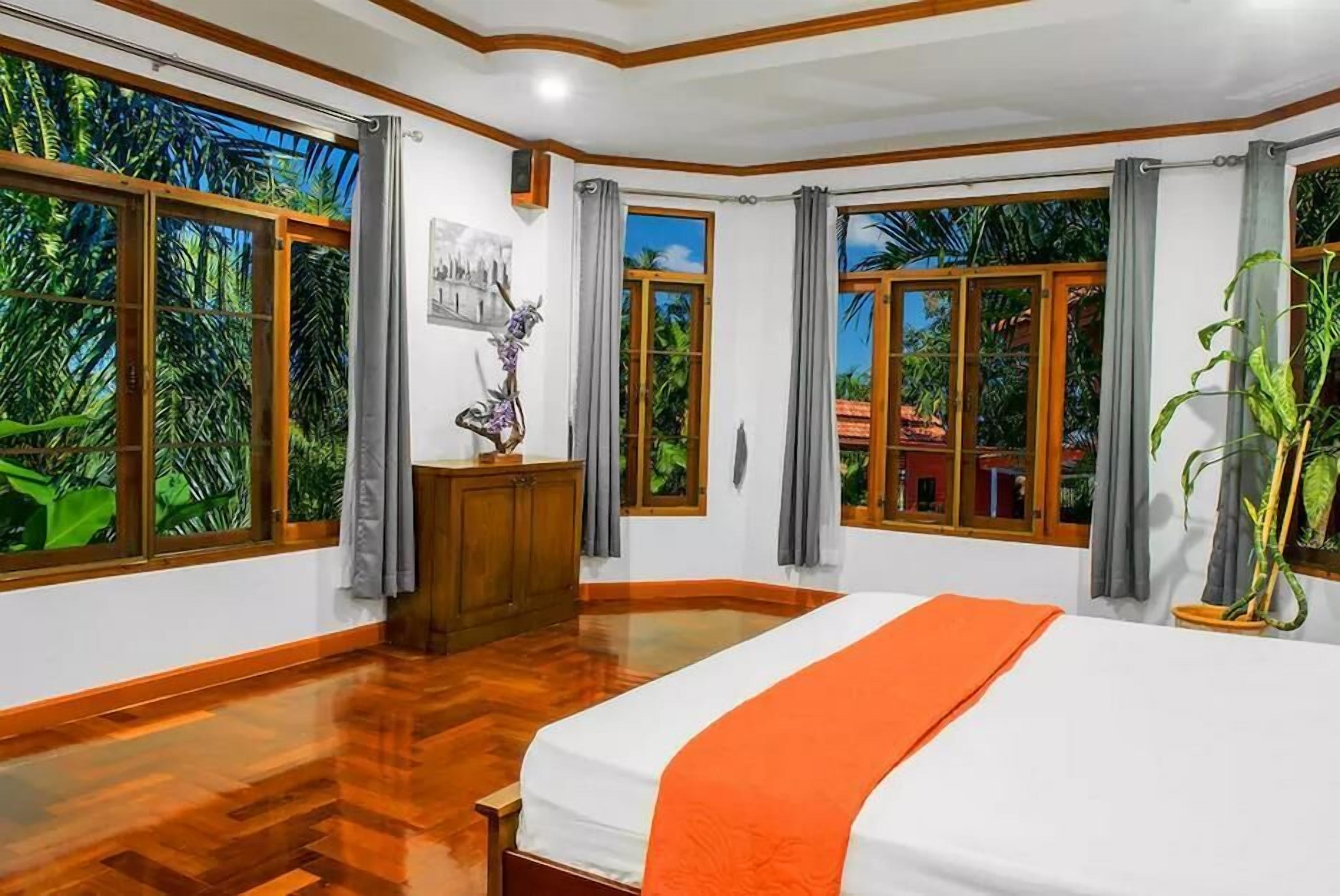 LPC Holiday Villa | Minibar, desk, free WiFi