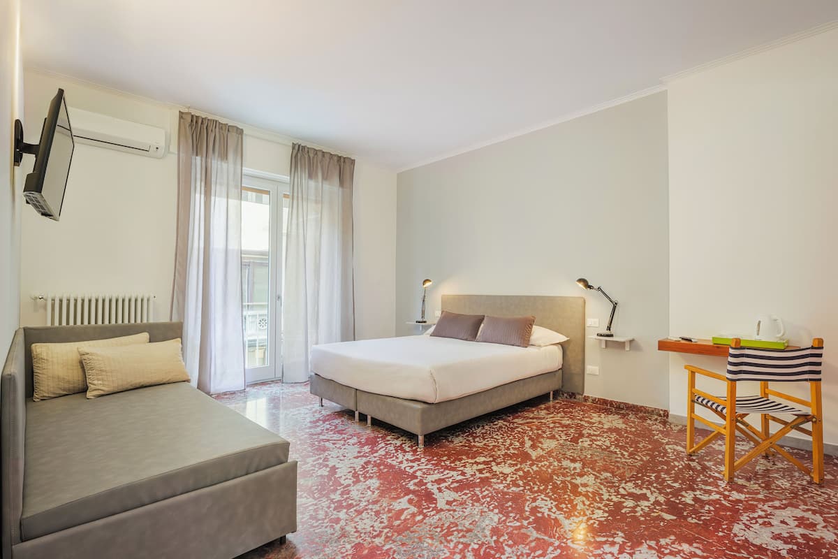 Habitación triple | Escritorio, cunas (de pago), wifi gratis y ropa de cama