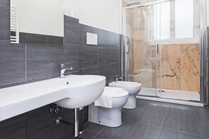 Chambre Familiale | Salle de bain | Douche, articles de toilette gratuits, sèche-cheveux, bidet