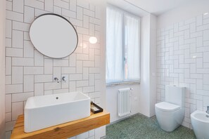 Chambre Double Majestueuse, 1 grand lit, balcon | Salle de bain | Douche, articles de toilette gratuits, sèche-cheveux, bidet