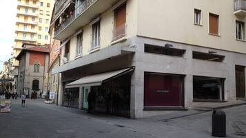 Una vista di strada con un edificio che presenta un negozio con un'insegna che recita "LUIGI VEZZONI".