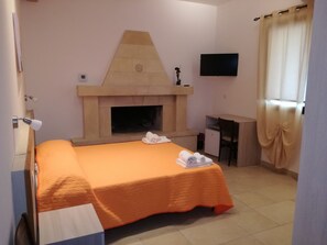 1 bedroom, premium bedding, desk, laptop workspace