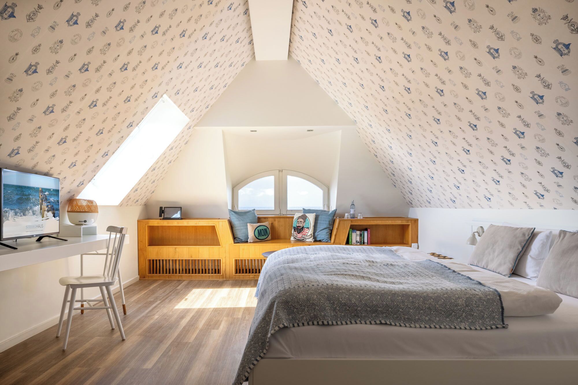 Attic room sea view | Down comforters, in-room safe, individually decorated