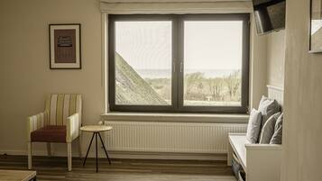 Tweepersoonskamer (Frenzel) | Woonruimte | Een flatscreentelevisie